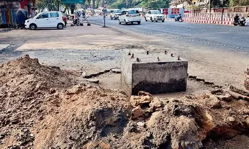 टैगोर गार्डन के सामने फुटपाथ पर लगा रहे यूनिपोल, कभी भी हो सकता है बड़ा हादसा टैगोर गार्डन के सामने फुटपाथ पर लगा रहे यूनिपोल, कभी भी हो सकता है बड़ा हादसा