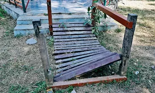 स्मार्ट सिटी ने बनाया सरस्वती गार्डन, अब हो गया है जर्जर स्मार्ट सिटी ने बनाया सरस्वती गार्डन, अब हो गया है जर्जर