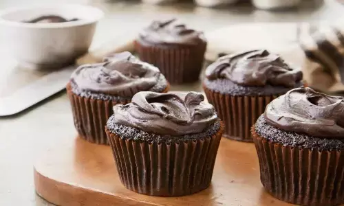 क्रिसमस डे पर बनाना है कुछ खास, तो घर पर ही बनाएं शानदार चॉकलेट कपकेक, यहा देंखे रेसिपी और सामग्री क्रिसमस डे पर बनाना है कुछ खास, तो घर पर ही बनाएं शानदार चॉकलेट कपकेक, यहा देंखे रेसिपी और सामग्री