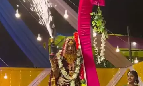 अपनी ही शादी में माला नहीं बल्कि गोली लेकर मारी कपल ने एंट्री, सोशल मीडिया पर वीडियो हो रहा वायरल अपनी ही शादी में माला नहीं बल्कि गोली लेकर मारी कपल ने एंट्री, सोशल मीडिया पर वीडियो हो रहा वायरल