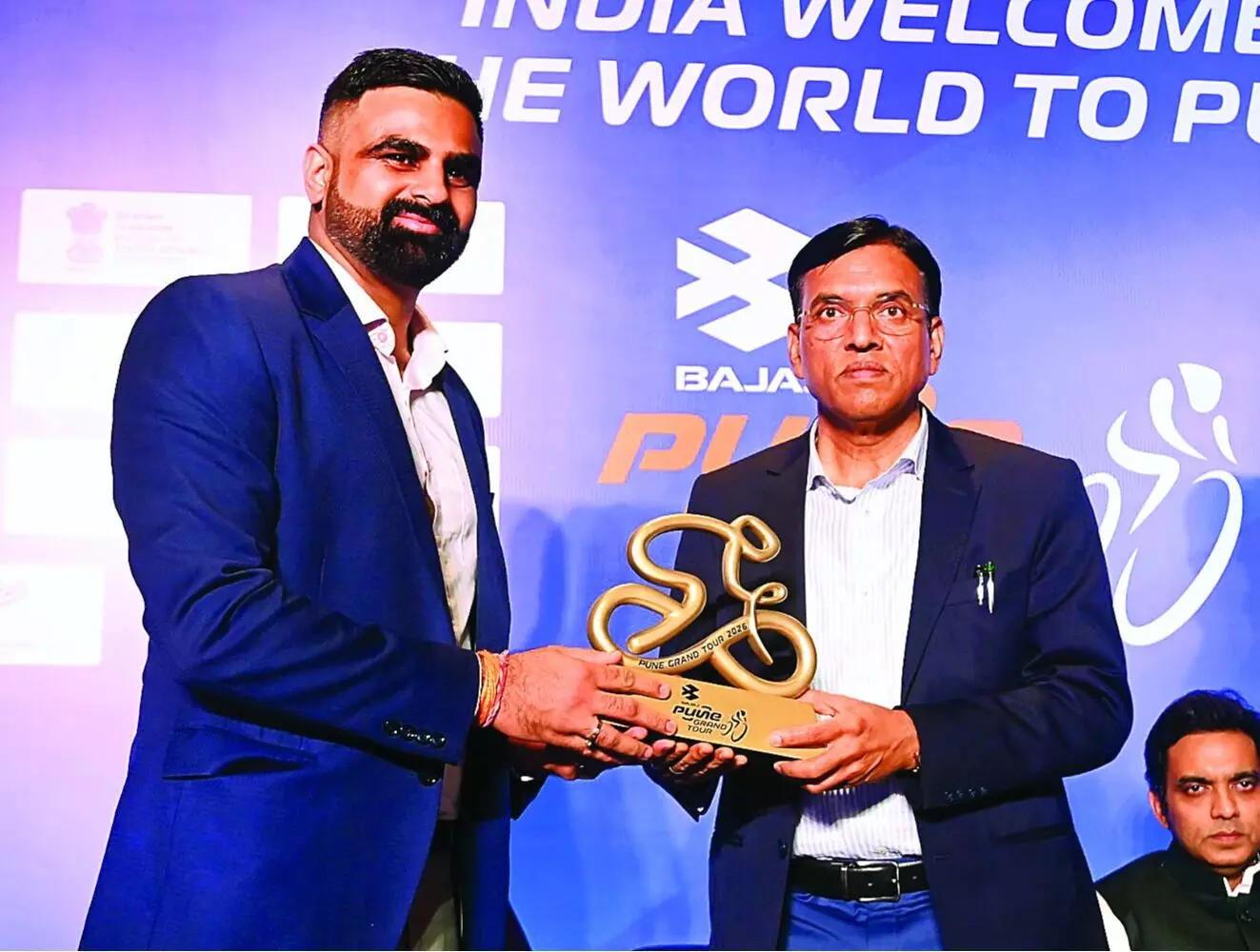 पुणे ग्रैंड टूर ट्रॉफी का अनावरण पुणे ग्रैंड टूर ट्रॉफी का अनावरण