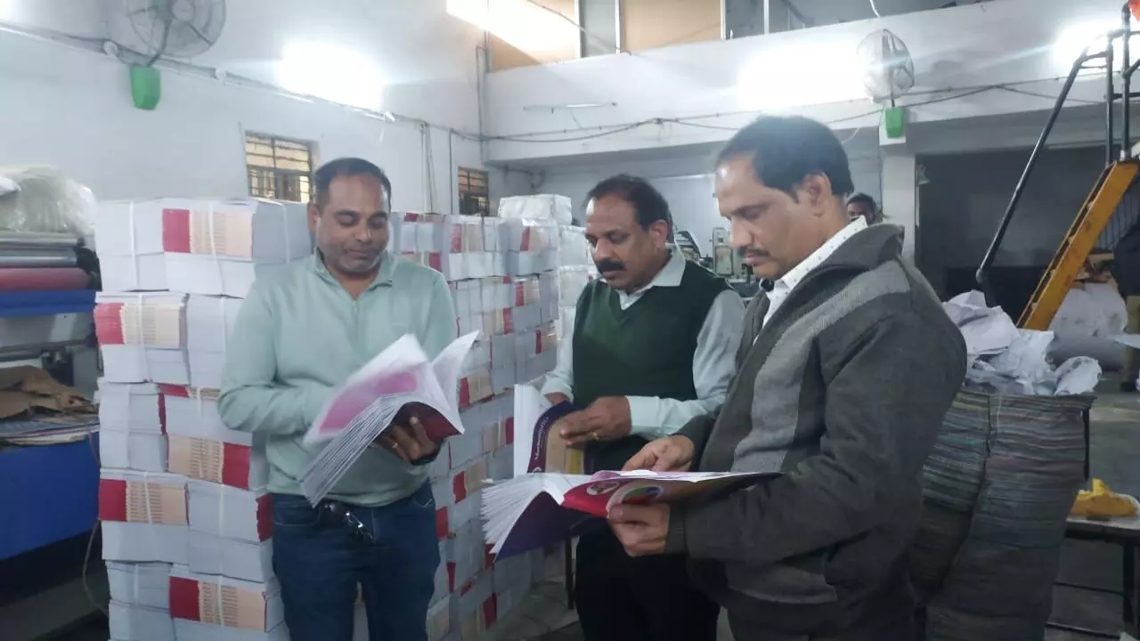 बाल भारती की डुप्लीकेट किताबों का भंडाफोड़, 30 हजार से अधिक फर्जी किताबें जब्त बाल भारती की डुप्लीकेट किताबों का भंडाफोड़, 30 हजार से अधिक फर्जी किताबें जब्त