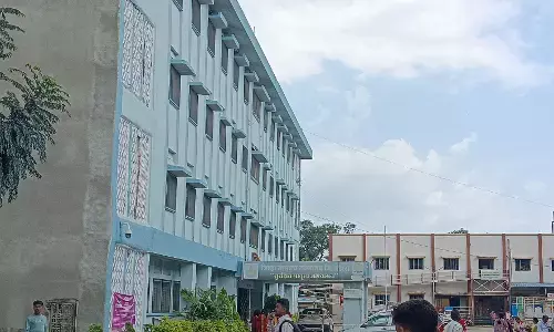 पहले पांच सौ रुपए रखो हमारे हाथ, तभी देंगे शिशु आपके पास!