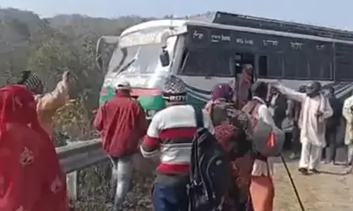 चित्रकूट थाना अंतर्गत बगदरा घाटी में रेलिंग तोड़कर हवा में लटका बस का अगला भाग चित्रकूट थाना अंतर्गत बगदरा घाटी में रेलिंग तोड़कर हवा में लटका बस का अगला भाग