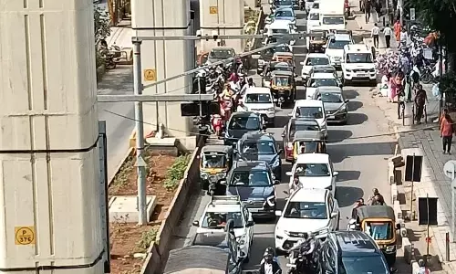 ट्रैफिक जाम का गढ़ बना निगड़ी से दापोड़ी तक का हिस्सा ट्रैफिक जाम का गढ़ बना निगड़ी से दापोड़ी तक का हिस्सा