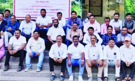 राजस्व अधिकारियों व कर्मचारियों की हड़ताल से कामकाज ठप राजस्व अधिकारियों व कर्मचारियों की हड़ताल से कामकाज ठप