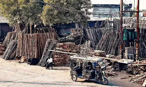 आमनपुर के रहवासी क्षेत्र में चल रहे लकड़ी के टाल, हादसों का खतरा, जिम्मेदार बेफिक्र आमनपुर के रहवासी क्षेत्र में चल रहे लकड़ी के टाल, हादसों का खतरा, जिम्मेदार बेफिक्र