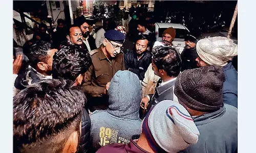 घर से चंद कदम दूर पिता-पुत्र का इंतजार कर रहे थे लुटेरे, हमलाकर मिनटों में जेवर के थैले ले उड़े घर से चंद कदम दूर पिता-पुत्र का इंतजार कर रहे थे लुटेरे, हमलाकर मिनटों में जेवर के थैले ले उड़े