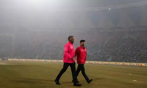 कोहरे की वजह से रद्द हुआ लखनऊ टी-20, 19 दिसंबर को अहमदाबाद में होगा आखिरी मुकाबला, टीम इंडिया सीरीज में 2-1 से आगे कोहरे की वजह से रद्द हुआ लखनऊ टी-20, 19 दिसंबर को अहमदाबाद में होगा आखिरी मुकाबला, टीम इंडिया सीरीज में 2-1 से आगे