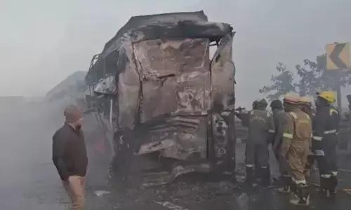 मथुरा-यमुना एक्सप्रेसवे हादसे में मृतकों का आंकड़ा बढ़कर 18 पर पहुंचा, घने कोहरे के चलते टकराईं थीं बसें और छोटे वाहन मथुरा-यमुना एक्सप्रेसवे हादसे में मृतकों का आंकड़ा बढ़कर 18 पर पहुंचा, घने कोहरे के चलते टकराईं थीं बसें और छोटे वाहन