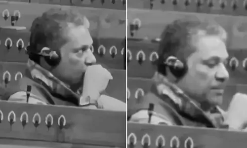 संसद में वेपिंग करते TMC सांसद कीर्ति आजाद के वीडियो पर बवाल, BJP ने ममता बनर्जी को घेरा संसद में वेपिंग करते TMC सांसद कीर्ति आजाद के वीडियो पर बवाल, BJP ने ममता बनर्जी को घेरा