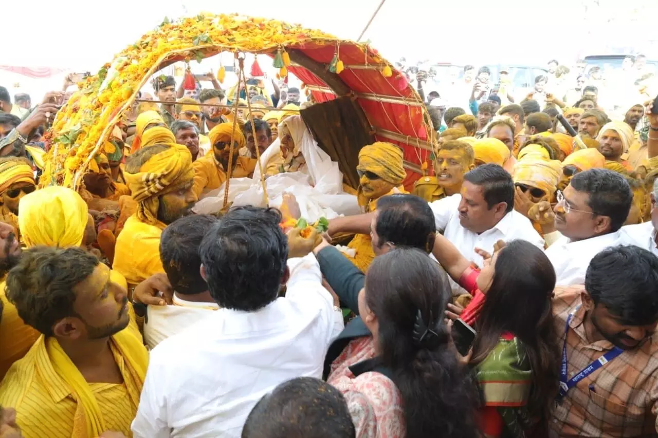 हजारों भक्तों ने पालकी के दर्शन किए, देवसवारी व खंडोबा पालकी पूजन के साथ मालेगांव तीर्थयात्रा का शुभारंभ हजारों भक्तों ने पालकी के दर्शन किए, देवसवारी व खंडोबा पालकी पूजन के साथ मालेगांव तीर्थयात्रा का शुभारंभ