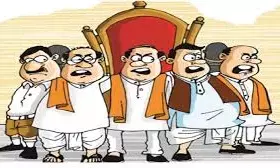 टिकट के लिए समीकरण बैठाने की होड़ टिकट के लिए समीकरण बैठाने की होड़