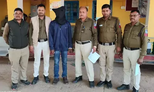 एटीएम बदलकर पैसे उड़ाने वाले गिरोह का एक आरोपी बंदी एटीएम बदलकर पैसे उड़ाने वाले गिरोह का एक आरोपी बंदी