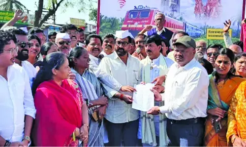 पुणे-नाशिक हाई-स्पीड रेलवे के लिए जुन्नर में रोको रास्ता पुणे-नाशिक हाई-स्पीड रेलवे के लिए जुन्नर में रोको रास्ता