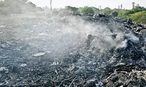 कठौंदा प्लांट के कचरे में तीसरे दिन भी धधक रही आग हो सकती है बेकाबू कठौंदा प्लांट के कचरे में तीसरे दिन भी धधक रही आग हो सकती है बेकाबू
