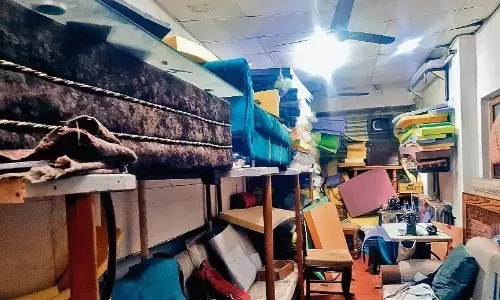 गोरखपुर की रतन कॉलोनी में चल रहा फर्नीचर का कारखाना, बड़ा हादसा बन सकती है एक चिंगारी गोरखपुर की रतन कॉलोनी में चल रहा फर्नीचर का कारखाना, बड़ा हादसा बन सकती है एक चिंगारी