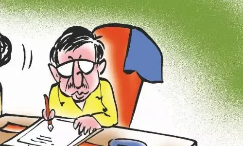 हाथ खड़े करने की सजा पर अंजुमन स्कूल को नोटिस हाथ खड़े करने की सजा पर अंजुमन स्कूल को नोटिस