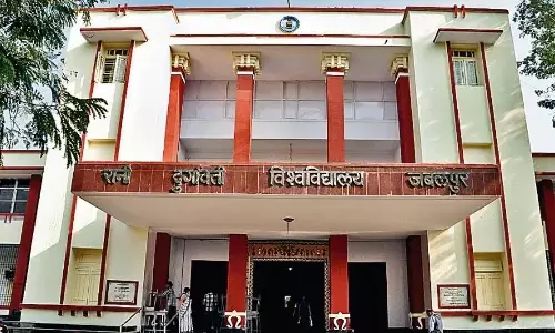 रादुविवि कुलगुरु के साथ अभद्रता कर्मी ने कमर में हाथ डालकर खींचा रादुविवि कुलगुरु के साथ अभद्रता कर्मी ने कमर में हाथ डालकर खींचा