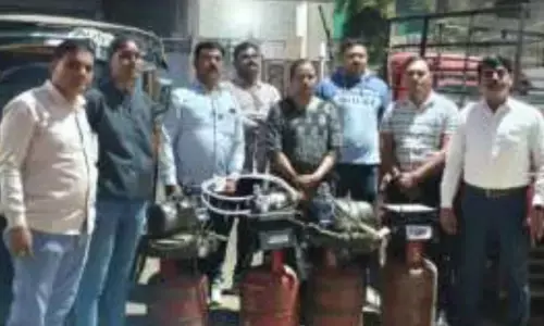 घरेलू गैस सिलेंडरों की कालाबाजारी का पर्दाफाश, घर में ही चल रहा था अवैध रिफिलिंग कारखाना घरेलू गैस सिलेंडरों की कालाबाजारी का पर्दाफाश, घर में ही चल रहा था अवैध रिफिलिंग कारखाना