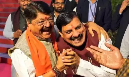 हमारे कप्तान खुद सूट-बूट में आ गए, हम सब गरीब ऐसे ही बैठे हैं, कैलाश विजयवर्गीय की बात पर विधानसभा में लगे ठहाके हमारे कप्तान खुद सूट-बूट में आ गए, हम सब गरीब ऐसे ही बैठे हैं, कैलाश विजयवर्गीय की बात पर विधानसभा में लगे ठहाके