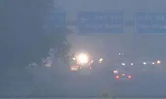 राष्ट्रीय राजधानी दिल्ली के कई इलाकों में छाई स्मॉग की मोटी परत