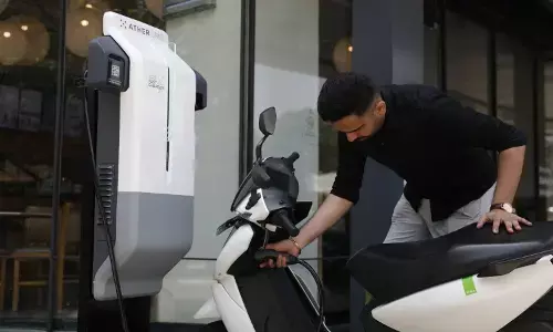 शहरों में आवागमन से लेकर हाईवे की राईड तक अब इलेक्ट्रिक टू-व्हीलर चार्ज करने की दिक्कत हुई खत्म