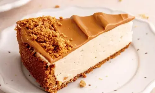 न्यू ईयर पार्टी में कुछ हटकर खाने का मन है, तो इस खास बिस्कॉफ चीजकेक की रेसिपी पर डालें नजर, खाकर सभी करेंगे तारीफ