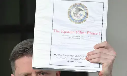 बिल क्लिंटन से लेकर माइकल जैक्सन तक, एप्स्टीन फाइल्स में उलझीं कौन कौन सी हस्तियां, और खुलासे होना बाकी