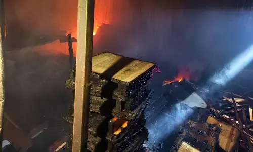 आग से 5 फर्नीचर दुकानों को नुकसान, दमकल के तीन वाहनों की सहायता से दो घंटे की मशक्कत के बाद काबू