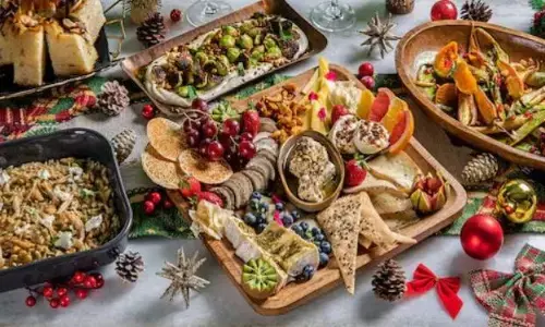 क्रिसमस पार्टी में खुलकर खाएं खाना, साथ ही हेल्थ का रखें खास ख्याल, इन टिप्स पर डालें नजर