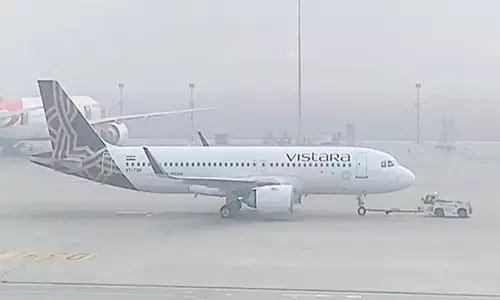 दिल्ली के वायु प्रदूषण और कोहरे से हवाई उड़ानों पर पड़ा असर, 100 से अधिक फ्लाइट की कैंसिल