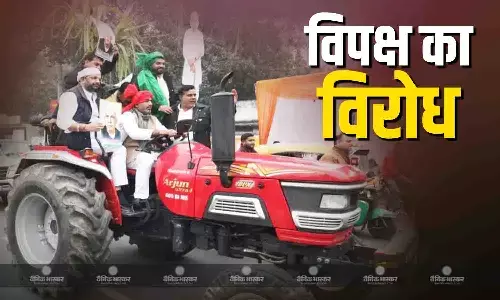 ट्रैक्टर लेकर विधानसभा पहुंचे SP नेता, कोडीन कफ सिरप और किसानों के मुद्दे पर विपक्ष ने फिर उठाई आवाज