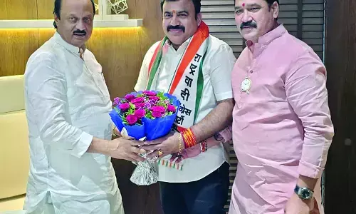 नाराज पूर्व नगरसेवक संदीप वाघेरे ने थामा राकां का दामन