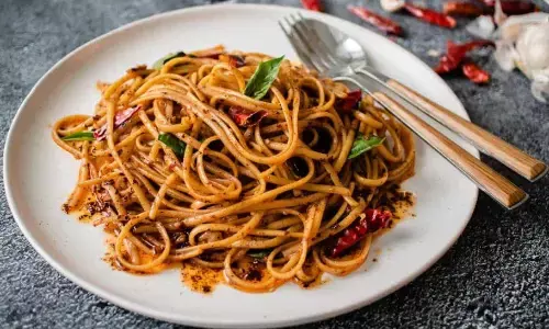 न्यू ईयर पार्टी कर रहे हैं होस्ट, तो इन चिली गार्लिक नूडल्स को जरूर करें ट्राई, यहां देखें खास रेसिपी