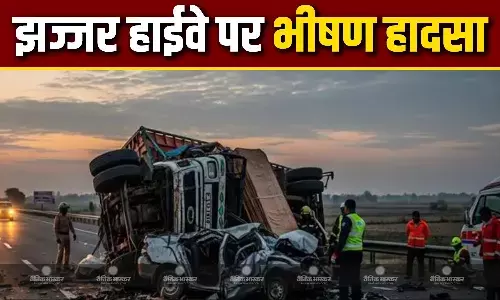 जोरदार टक्कर के बाद कार पर पलटा ट्रक, 5 की मौत, झज्जर हाईवे पर बड़ी सड़क दुर्घटना