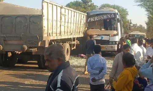 स्टेट हाइवे पर बस और ट्रक की भिड़ंत में 2 यात्री घायल