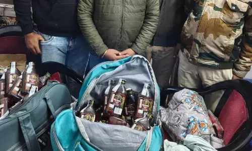 ट्रेन में 15 हजार की अवैध शराब के साथ पकड़ाया बिहार का युवक