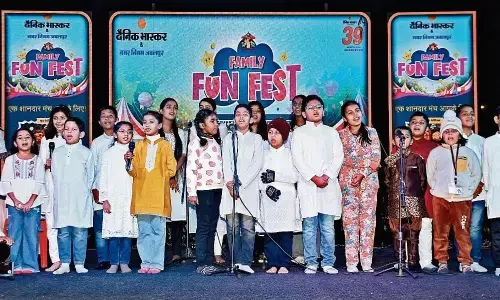 बच्चों ने गाया-चल परियों के देश, इस दुनिया में क्या रखा है