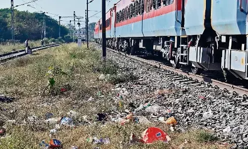 ट्रेनों में ये कैसी सफाई...ट्रैक पर ही फेंक रहे बोगियों से निकला कचरा