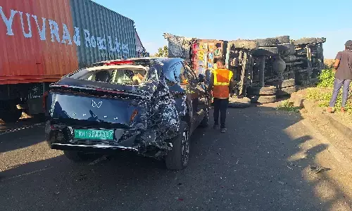 धुलिया में श्रद्धालुओं की कार पर पलटा ट्रक, वरणगांव में ट्रैक्टर पलटने से चालक और सात वर्षीय बेटे की मौत