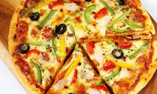 क्रिसमस पार्टी में सभी के लिए बनाएं पिज्जा, यहां देखें बिल्कुल खास और आसान रेसिपी, खाकर सभी को आ जाएगा मजा