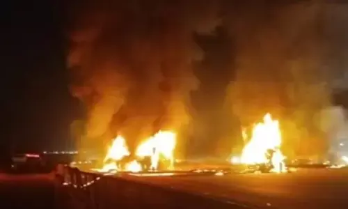 बस-ट्रक के बीच जोरदार टक्कर, आग का गोला बने दोनों वाहन, 12 की मौत, कर्नाटक के चित्रदुर्ग में बड़ा सड़क हादसा