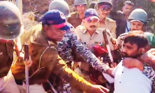 ग्रामीणों पर पुलिस का लाठीचार्ज,  रोजगार के मुद्दे पर कर रहे थे प्रदर्शन