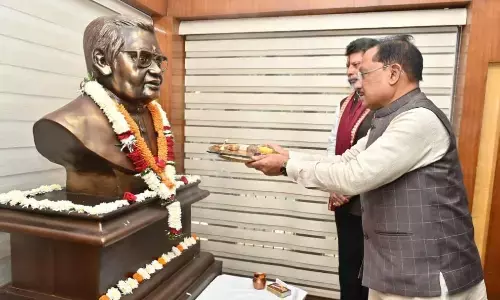 मुख्यमंत्री विष्णु देव साय ने भारत रत्न अटल बिहारी वाजपेयी की प्रतिमा पर माल्यार्पण कर दी श्रद्धांजलि