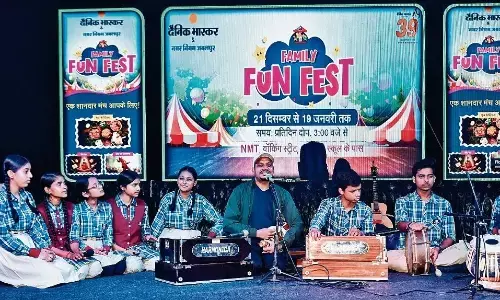 कैरोल सॉन्ग्स गूंजे, रेंचो मंकी बन गया सारे बच्चों का दोस्त