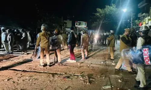 चौंमू में मस्जिद के बाहर से पत्थर हटाने पर भारी बवाल, पथराव में 6 पुलिसकर्मी घायल, इलाके में भारी बल तैनात, पूरा मामला जानें