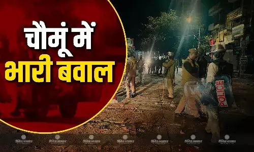 चौमूं में मस्जिद के बाहर से पत्थर हटाने पर भारी बवाल, पथराव में 6 पुलिसकर्मी घायल, इलाके में भारी बल तैनात, पूरा मामला जानें