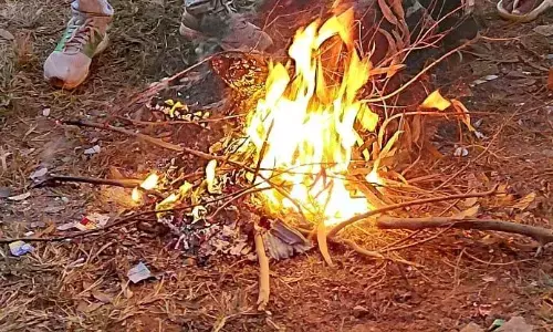 कोहरे से मिली निजात तो बढी ठंङ, अलाव बना सहारा