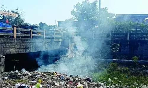 पुरानी नहर में दिनभर जलाया जा रहा कचरा